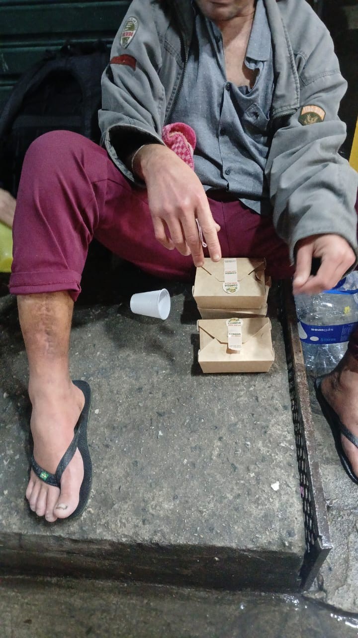 Refeições do Comida Sem Mesa entregues a um beneficiário
