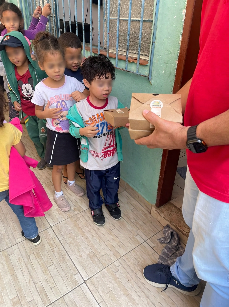 Crianças recebendo refeições do Comida Sem Mesa
